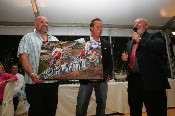 Giuseppe Luongo presents a painting of Maggiora 1986 to American legend Ricky Johnson.